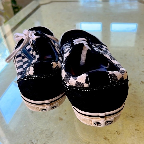 Men’s classic lace up black and white checkered Vans. Size 7.5 - Picture 3 of 5